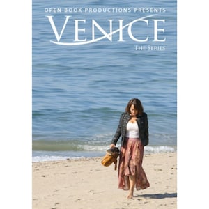 Könnte beinhalten: Eine Frau geht an einem Sandstrand entlang, im Hintergrund das Meer. Oben im Bild steht der Text "OPEN BOOK PRODUCTIONS PRESENTS VENICE THE SERIES".