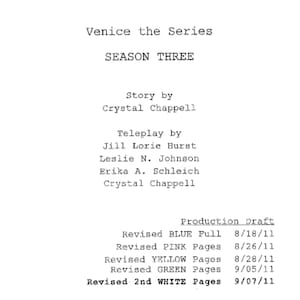 Puede incluir: Un documento en blanco y negro con el título "Venice the Series" y "SEASON THREE". El documento enumera los nombres de los escritores y las fechas de producción de los diferentes borradores del guion.