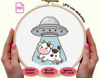 Padrão de ponto cruz de abdução de OVNI de vaca kawaii | Design alienígena engraçado | Animal de fazenda fofo | Download instantâneo em PDF | Presente para costureiros
