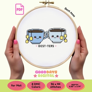 Könnte beinhalten: Kreuzstichmuster mit zwei Cartoon-Teetassen mit lächelnden Gesichtern und dem Text "Best-teas". Das Muster ist für 14er Aida-Stoff konzipiert und verwendet 8 DMC-Farben. Die fertige Größe beträgt ca. 6,86 Zoll mal 3,14 Zoll.