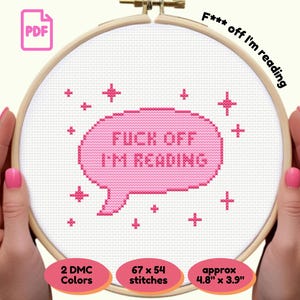 Peut inclure: Broderie au point de croix dans un cercle en bois avec le texte "F*** off I'm reading" dans une bulle rose. Le motif comprend des étoiles roses. La taille est d'environ 12,2 cm x 9,9 cm.