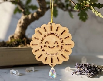 Suncatcher maitresse - Idée petit cadeau original maitresse , Maitre , Nounou , ATSEM , Crèche - Attrape Soleil en bois et Crystal