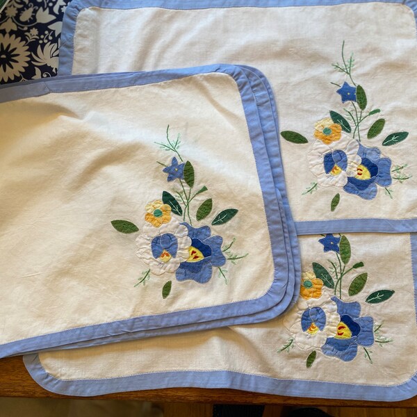 Set of 6 Vintage Appliqué Placemats with Blue Border, Flowers, 17.5 x 11.5 Inches