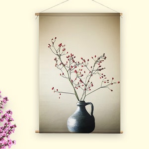 Cartel textil | Rama con bayas en un florero | Una impresión de alta calidad sobre un tejido duradero, flexible y sin arrugas.