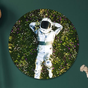 Cerchio a parete con immagine surreale dell'astronauta che si rilassa. Durevole arte da parete moderna rotonda di alta qualità.