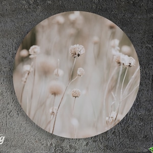 Wandkreisfeld mit beigefarbenen Blumen, ein langlebiges rundes Gemälde von hoher Qualität. Bereit zum Aufhängen