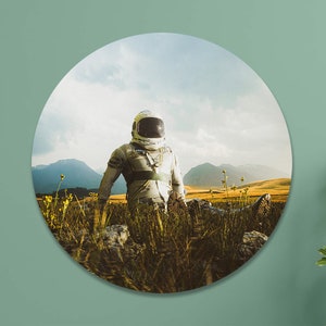 Cerchio a muro con immagine surreale dell'astronauta sul campo. Durevole arte da parete moderna rotonda di alta qualità.