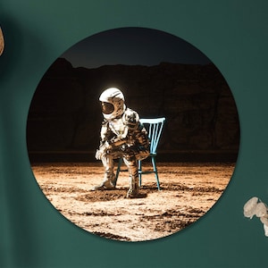 Cerchio della parete dell'astronauta sulla luna. Durevole arte da parete moderna rotonda di alta qualità.