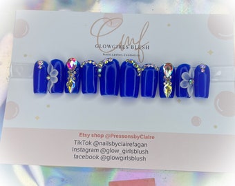 prensa en las uñas azul real