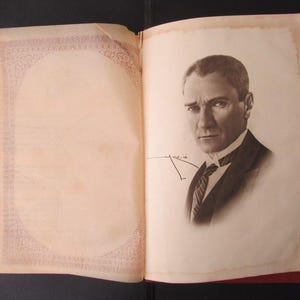 A Speech, The Speech Nutuk نوتوك Mustafa Kemal Atatürk, Ottomaans-Turkse taal in Arabische letters, oud gedrukt boek.