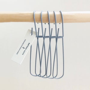 Può includere: Set di sei ganci in metallo grigio con un'etichetta che recita "PATTERN HOOK 2 SCHABLONENHAKEN".