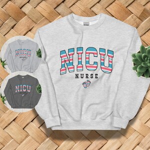Sweatshirt NICU-verpleegkundige, cadeau neonatale verpleegkundige, roze blauw gestreepte babyvoeten ronde hals, trui Preemie Nurse Appreciation, RN NICU-kleding