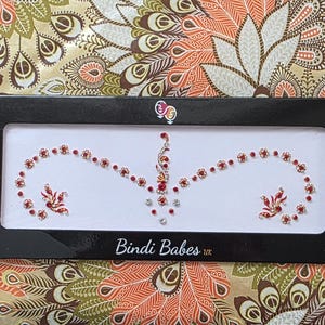 Rode bruidsbindi met diamanten, wenkbrauwbindi voor Indiase Aziatische bruidsbruiloft