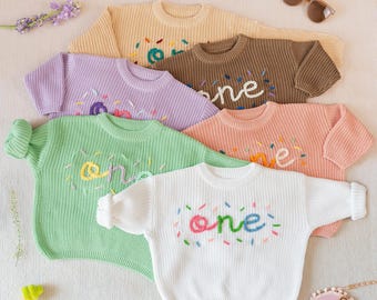 Personalisierter erster Geburtstags-Baby-Pullover, handgemachter ein baby Pullover, Herbst / Winter-Baby-Outfit, benutzerdefinierte Baby 1
