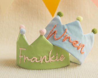 Corona de cumpleaños bordada a mano para bebés y niños, corona de fiesta de cumpleaños personalizada con nombre de bebé, recuerdo para el primer cumpleaños y ocasiones especiales.