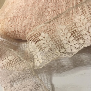 8 metri pizzo vintage francese rosa pallido leggerissimo in perfette condizioni.Bordura alta per cucito e ricamo