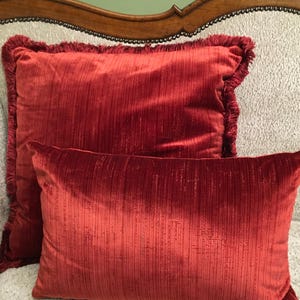 Two Luigi Bevilacqua Venezia decorative cushion covers in silk velvet one with pure silk brush fringe. Set of two