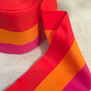 Nastro extra large a tre colori vivaci per cucito o decorazioni. Bordura vintage italiana da abbigliamento