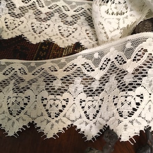 Bellissimo bordura in pizzo  vintage  alto con smerlo particolare a punta alta.
