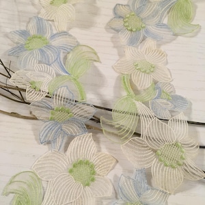 Antico pizzo da sposa italiano del periodo Prima guerra mondiale.Fiori ricamati da tagliare . Gigli porta fortuna