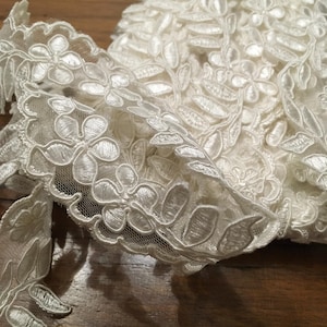 Finitura in pizzo Alencon colore bianco latte tagliato su misura.Per sposa,abiti da festa o bordure dì qualità