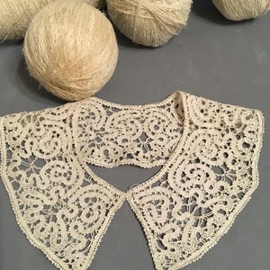 Colletto antico fatto a mano a fuselli con filo di lino.