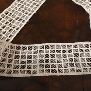 Pizzo vintage italiano in cotone ricamato su tulle.Bordura di qualità altissima.Uso abbigliamento o biancheria per la casa