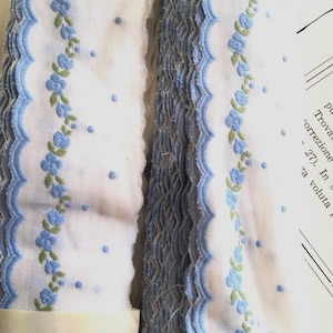 Ricercato pizzo svizzero in cotone  vintage con  smerlo ricamato con fiori azzurri.Lunga striscia di metri 9,8