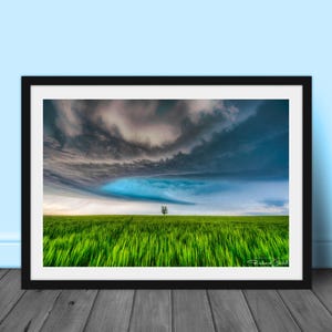 Impresión de tormenta en Colorado, arte de supercélula feroz - Decoración de pared de naturaleza vibrante / Lienzo de árbol solitario / Escena meteorológica en metal acrílico