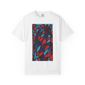 Ärrpulser och demoner och antisocialRedRaven | Graffiti-t-shirt med abstrakt rödblått mönster och skrifttryck baktill