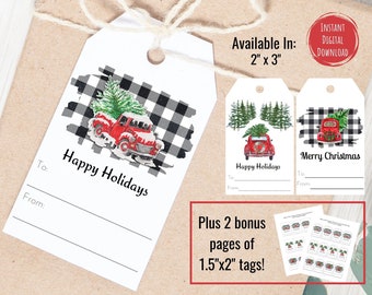Può includere: Etichette regalo stampabili con un camioncino rosso con un albero di Natale in cima, su uno sfondo a quadri di bufalo bianco e nero. Le etichette sono disponibili in due dimensioni: 2 x 3 pollici e 1,5 x 2 pollici. Le etichette recitano "Buone Feste" e "Buon Natale".