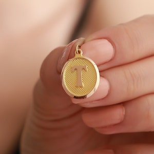 Colgante vintage con letra ovalada en oro macizo de 14 quilates / Colgante con letra impresa