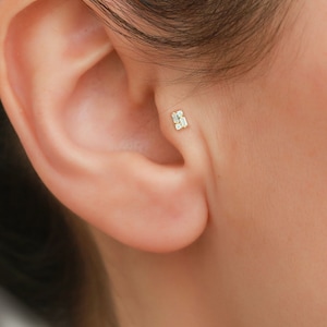 Perforación para trago con forma de rectángulo de oro macizo de 14 quilates, perforación minimalista con parte posterior plana para hélix, perforación para labio de 16 g, aretes para cartílago de Bayar Gold