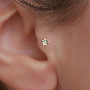 Piercing Tragus em estrela de 8 (oito) pontas em ouro maciço 14K / Piercing minimalista em hélice plana nas costas / Brincos Labret 16g / Brincos de cartilagem da Bayar Gold