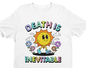 Könnte beinhalten: Weißes T-Shirt mit einer bunten Grafik einer lächelnden Sonne mit einem Totenkopf- und Knochenblumen-Design. Der Text "DEATH IS INEVITABLE" ist in Regenbogenfarben gedruckt.