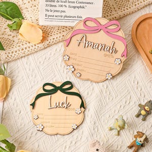 Letrero personalizado con nombre de bebé grabado, tablero de madera personalizado con pajarita para el nacimiento del bebé, Hola mundo, accesorio para fotos de recién nacidos, revelación del nombre del bebé