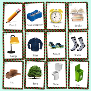 Op de afbeelding: Een verzameling ge&iuml;llustreerde kaarten met alledaagse voorwerpen. De kaarten tonen een potlood, een puntenslijper, een klok, boeken, een lamp, een shirt, schoenen, sokken, een hoed, een boom, een toilet en een vuilnisbak.