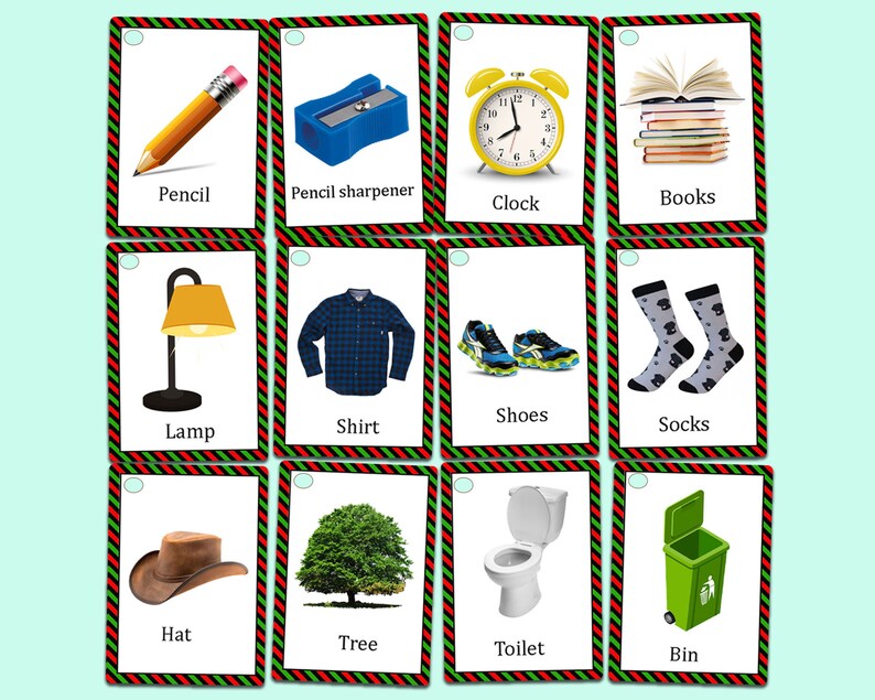 Op de afbeelding: Een verzameling ge&iuml;llustreerde kaarten met alledaagse voorwerpen. De kaarten tonen een potlood, een puntenslijper, een klok, boeken, een lamp, een shirt, schoenen, sokken, een hoed, een boom, een toilet en een vuilnisbak.