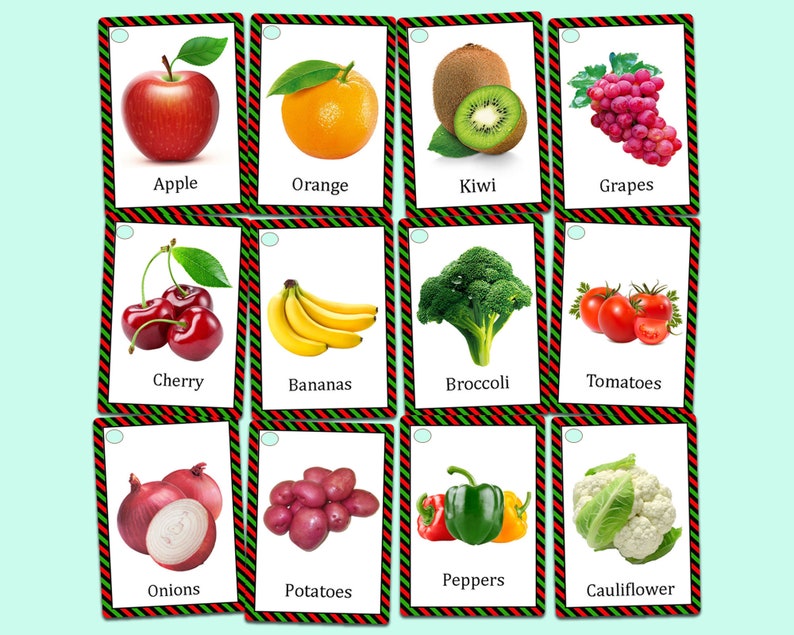 Op de afbeelding: Een verzameling van twaalf flashcards met verschillende soorten fruit en groenten. Elke kaart toont een levendige afbeelding van producten zoals appels, sinaasappels, kiwi's, druiven, kersen, bananen, broccoli, tomaten, uien, aardappelen, paprika's en bloemkool, met hun namen.