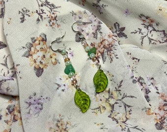 Rosa Blättchen Ohrringe | Rosa und grüne Perlen Fairycore Ohrringe mit grünen Blatt Glasanhängern