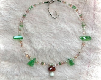 Rosa Waldpilz Halskette | Rosa und grüne Perlen fairycore, Cottagecore Halskette/ Brauner Pilz Anhänger, Geschenke für Sie