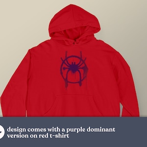 Puede incluir: Sudadera con capucha roja con un logotipo de Spider-Man morado en la parte delantera. El logotipo es una ara&ntilde;a estilizada en un c&iacute;rculo con gotas de pintura.