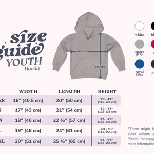 Puede incluir: Gu&iacute;a de tallas para sudaderas con capucha para j&oacute;venes en tallas XS, S, M, L y XL. La tabla muestra las medidas de ancho, largo y alto en pulgadas y cent&iacute;metros. La sudadera con capucha se muestra en gris con un cord&oacute;n blanco.