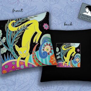 Peut inclure: Un oreiller noir avec un motif de chat jaune sur le devant et le dos. Le chat est entour&eacute; de fleurs et de feuilles color&eacute;es. Le texte "The Decorated Woman" est sur le dos de l'oreiller.