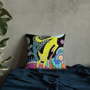 Peut inclure: Un chat jaune aux yeux noirs et au nez noir saute dans un design color&eacute; et fantaisiste sur fond noir. Le design comprend des couleurs bleues, vertes, roses et oranges. Le chat est entour&eacute; de fleurs et de feuilles.