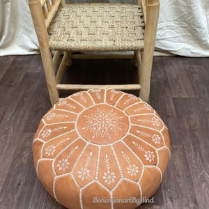 Puf marroquí de cuero TAN bordado; puf otomano, puf marroquí, decoración del hogar boho, puf bereber otomano taburete hecho a mano, puf imagen 4