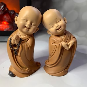 Estatua de Buda bebé, figura de monje pequeño, figura de yoga y meditación, bonita decoración zen para el hogar.