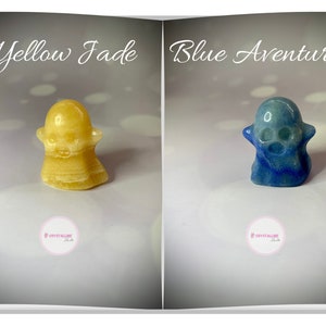 Peut inclure: Deux figurines de fant&ocirc;mes en pierres pr&eacute;cieuses. L'une est en jade jaune, l'autre en aventurine bleue. Le fant&ocirc;me jaune a une jupe &agrave; couches et un visage souriant. Le fant&ocirc;me bleu a un design similaire. Le texte "Yellow Jade" et "Blue Aventurine" sont au-dessus de chaque fant&ocirc;me.