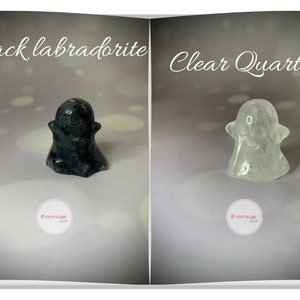 Peut inclure: L'image pr&eacute;sente deux sculptures en cristal en forme de fant&ocirc;me. L'une est en labradorite noire et l'autre en quartz clair. Le texte "Black labradorite" et "Clear Quartz" est affich&eacute; au-dessus de chaque sculpture. Les sculptures sont sur un fond violet clair.