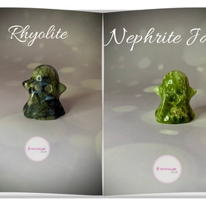 Peut inclure: Deux figurines de fant&ocirc;mes en pierres pr&eacute;cieuses. Le fant&ocirc;me de gauche est en rhyolite, avec des motifs vert fonc&eacute; et noirs. Le fant&ocirc;me de droite est en n&eacute;phrite jade, de couleur vert vif. Les deux sont sur un fond clair. Le texte "Rhyolite" et "Nephrite Jade" est au-dessus de chaque fant&ocirc;me.